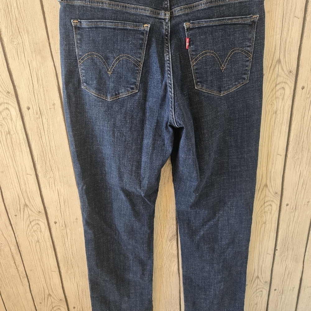 Levis Womens Size 28 Classic Straight Jeans Mid-Rise Dark Wash Blue Denim - Picture 5 of 6
